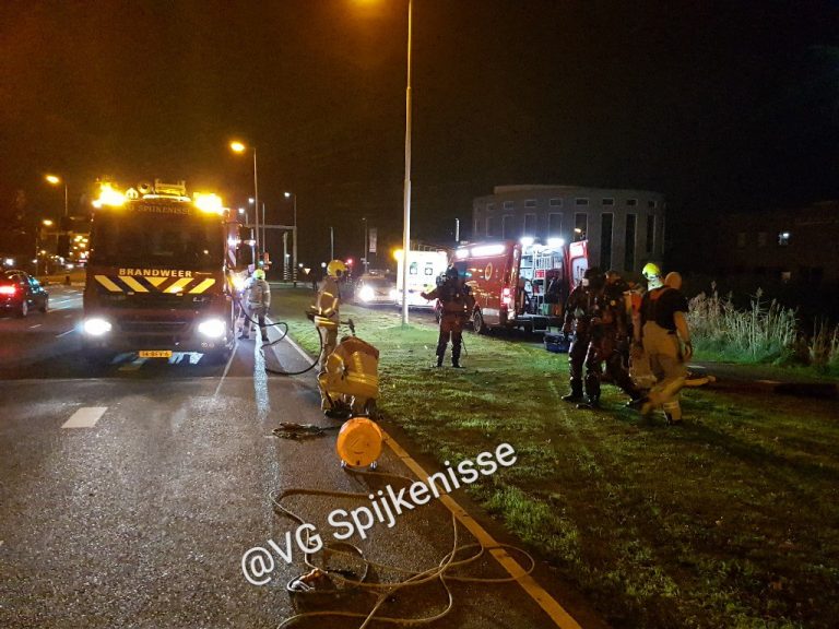 Brandweer vist dronken man uit sloot Spijkenisse