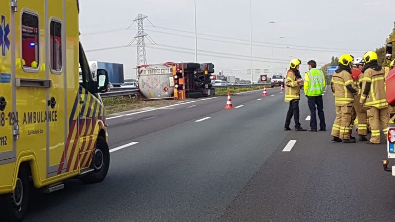 Vrachtwagen lekt brandbare stof na ongeval A16 Rotterdam