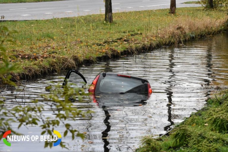 Automobilist vliegt uit de bocht het water in Goudse poort Gouda