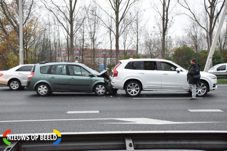 Flinke schade en file na kettingbotsing Rijksweg A20 Nieuwerkerk aan den IJssel
