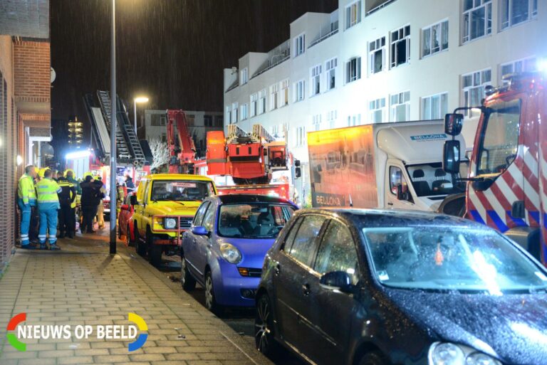 Meerdere gewonden bij grote uitslaande woningbrand Watergeusstraat Rotterdam (video)