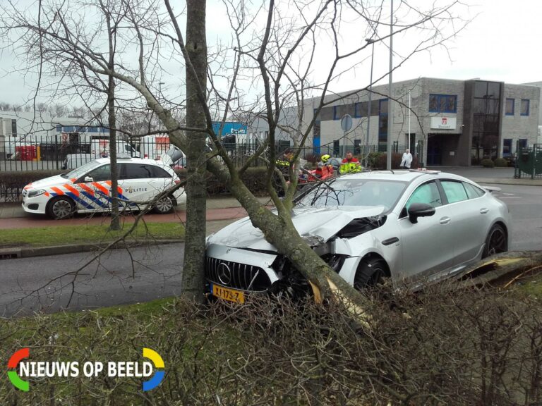 Nieuwe kostbare Mercedes AMG knalt op boom Theems Den Haag