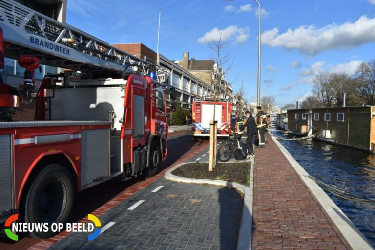 Woonboot afgedreven door harde wind Kattensingel Gouda
