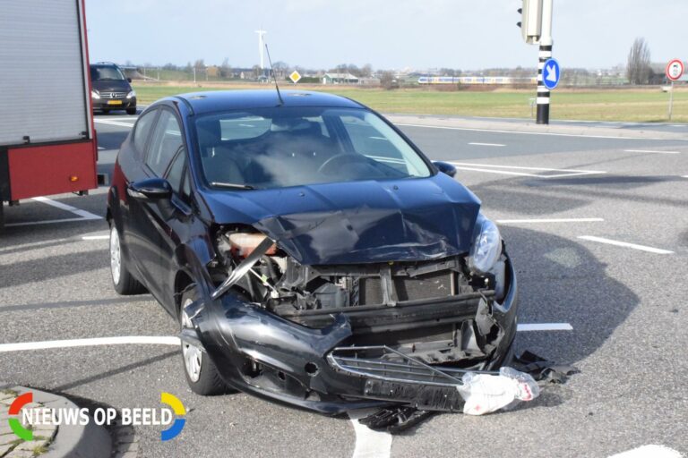 Auto op zijn kant na ongeval N457 Moordrecht