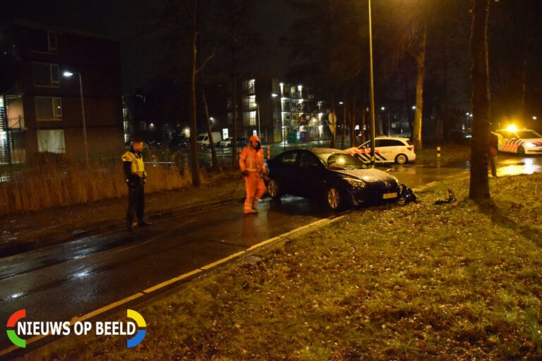 Auto vliegt uit de bocht en knalt op een boom Goudse Houtsingel Gouda