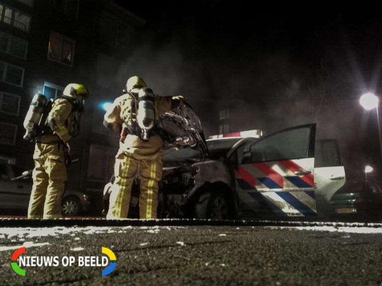 Politieauto in brand gestoken tijdens ontmanteling hennepkwekerij (video)