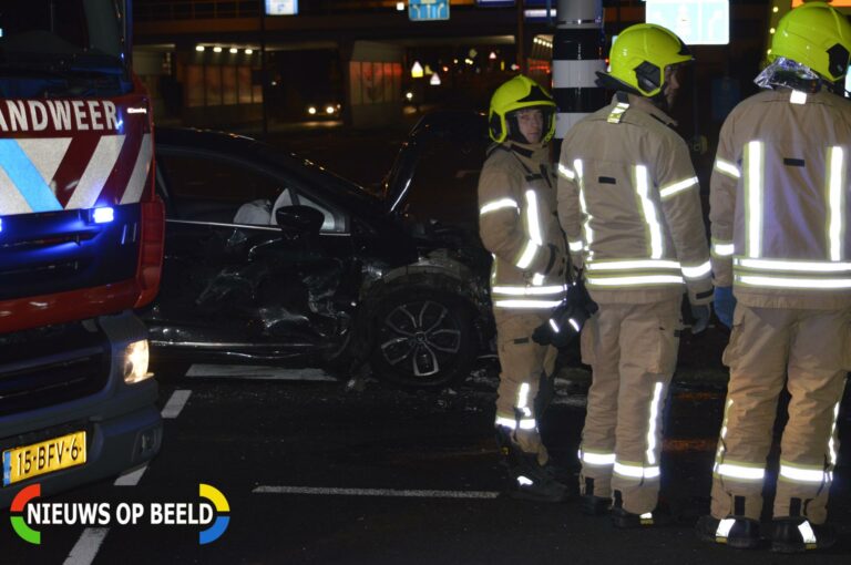 Flinke aanrijding tussen twee auto’s ‘s-Gravelandseweg Schiedam