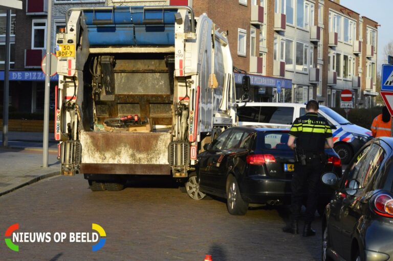 Gewonde bij aanrijding met vuilniswagen Jan Steenstraat Rotterdam