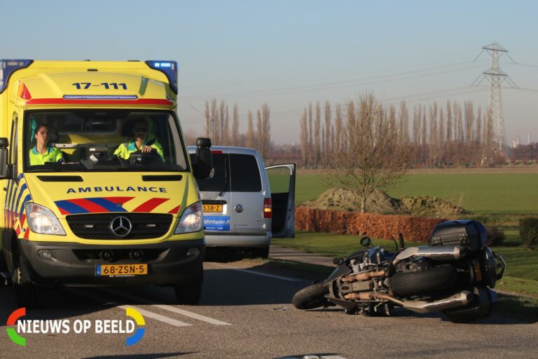 Motorrijder gewond na aanrijding met auto Stationsweg Zuidland