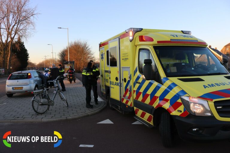 Fietser gewond na aanrijding met auto Hekelingseweg Hekelingen