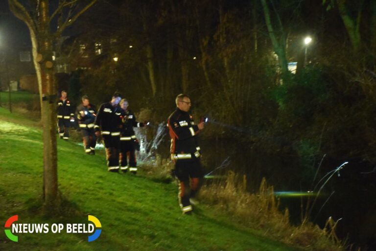 Zoektocht in sloot na zien van fietslampje in water Paltrokmolen Alphen aan den Rijn