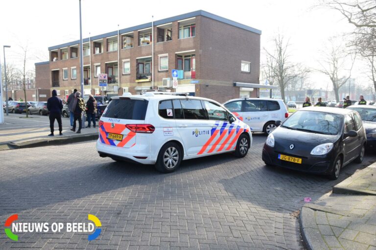 Politie sluit deel van winkelcentrum af na vuurwapenmelding Lengweg Hoogvliet