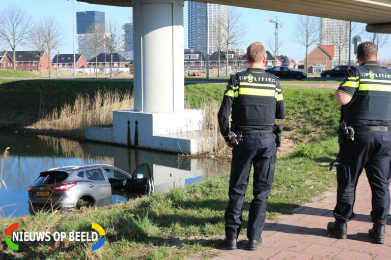 Man raakt te water met auto Ruwaard van Puttenweg Spijkenisse