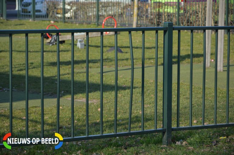Kind met hoofd vast in hek Simon Zwaanpad Hellevoetsluis