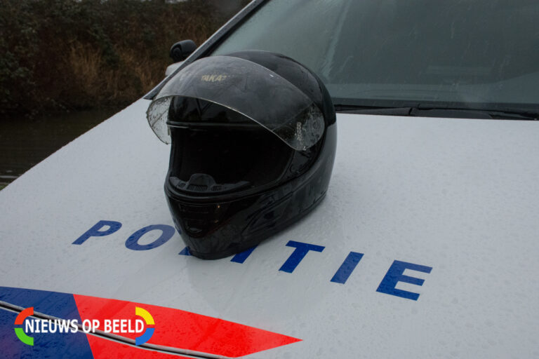 Zoektocht in sloot na aantreffen helm
