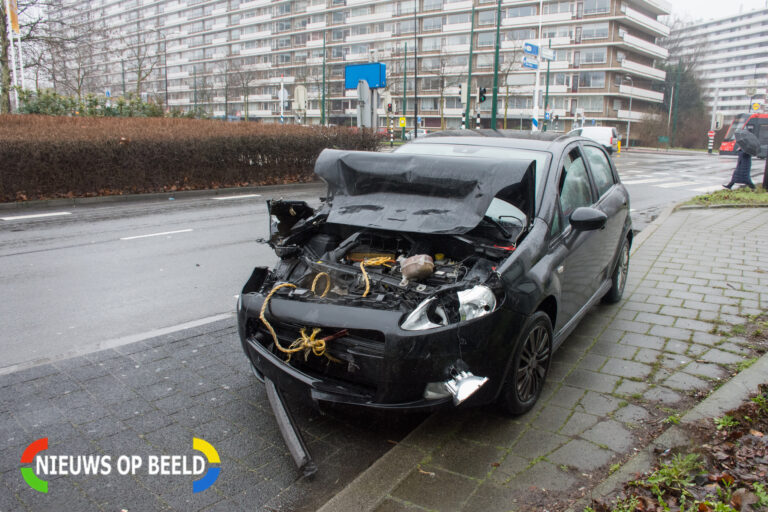 Auto total loss na kop-staartaanrijding Prinses Beatrixlaan Rijswijk