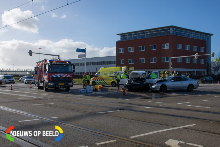 Drie gewonden na aanrijding op kruising (video)