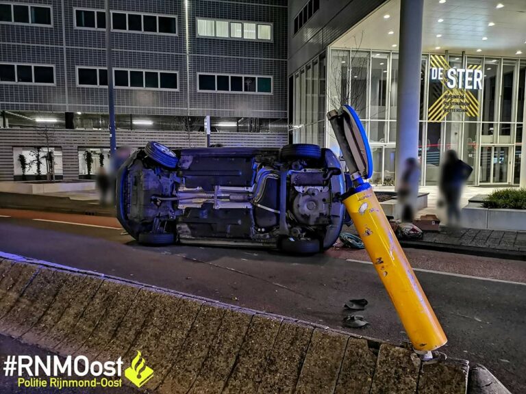 Auto op zijkant Schorpioenstraat Rotterdam