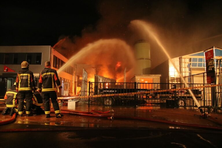 Flinke brand in timmerfabriek Nijverheidsweg Stolwijk
