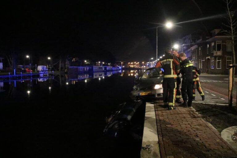 Geparkeerde auto te water na aanrijding met andere auto Kattensingel Gouda