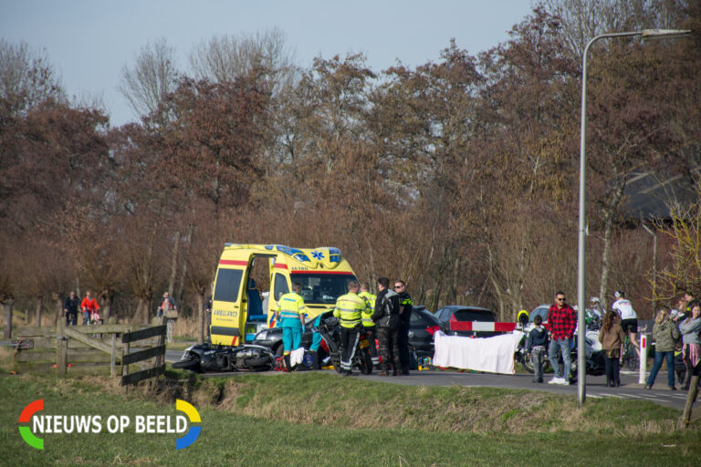 Motorrijder zwaargewond na botsing met auto voor kinderboerderij Het Geertje Zoeterwoude