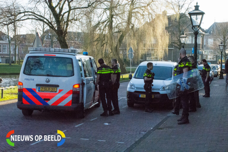 Verwarde man gooit met spullen op straat in Leiden