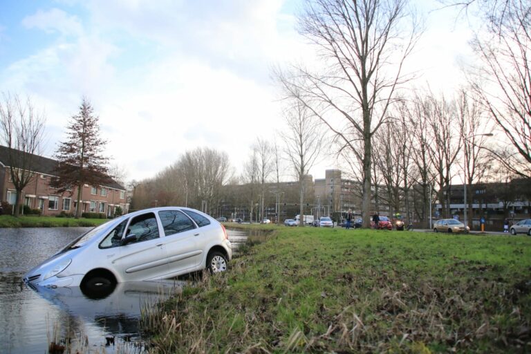 Auto belandt in het water Ridder van Catsweg Gouda