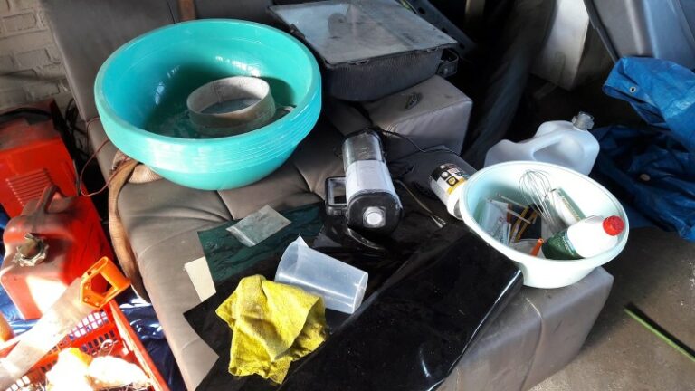 Drugs, gestolen goederen en restanten drugslab in garagebedrijf