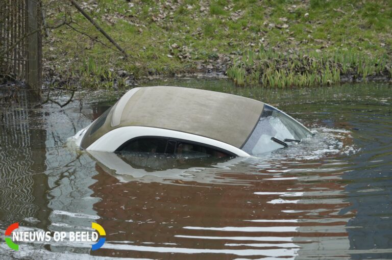 Auto te water na vergeten handrem Kleiweg Rotterdam