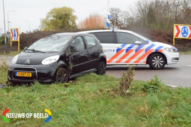 Auto slaat over de kop op rotonde Schielandweg Nieuwerkerk aan den IJssel
