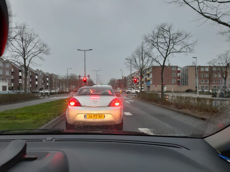 Hulpdiensten wurmen zich door verkeerschaos in Nesselande voor reanimatie
