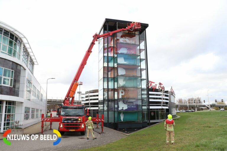 Glasplaten door wind losgewaaid oude Smart toren Rhijnspoor Capelle aan den IJssel (Video)