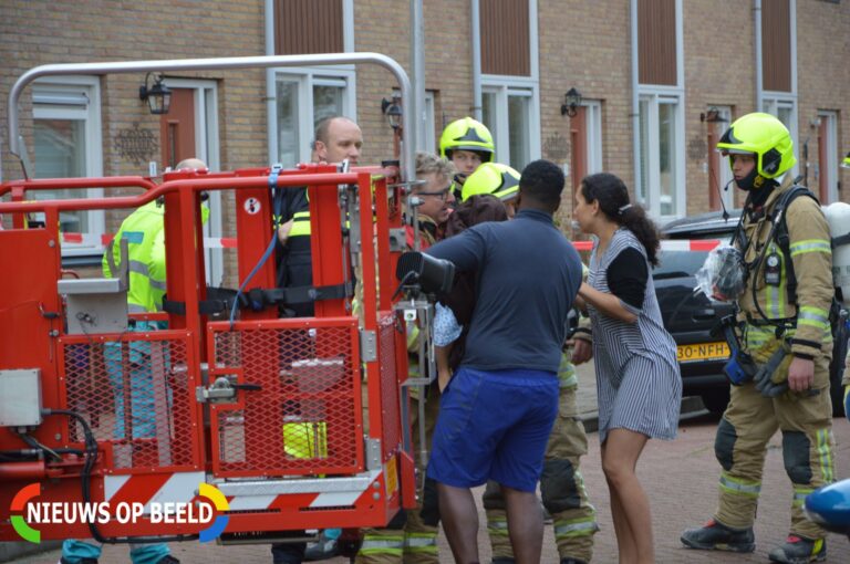 Gezin van balkon gered bij brand Clausstraat Hellevoetsluis