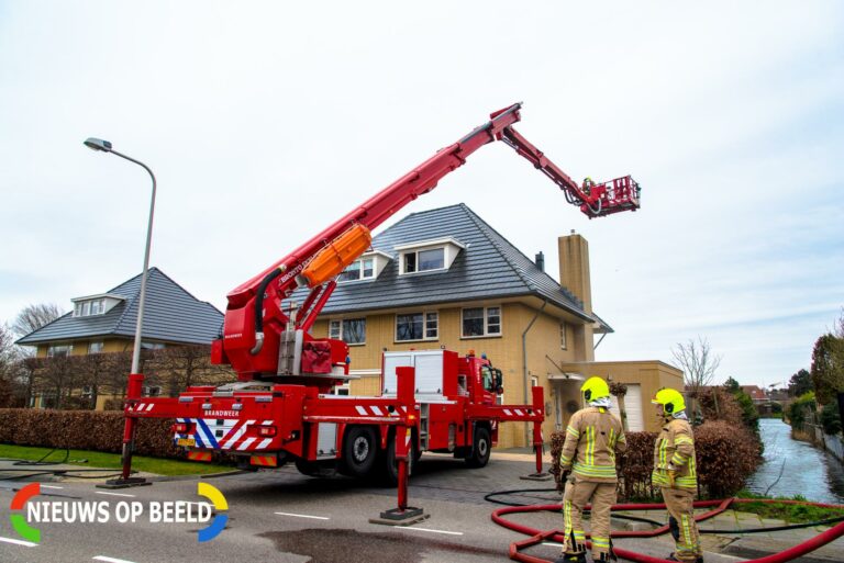 Flinke rookschade bij brand op zolder van buren Albrandswaardseweg Poortugaal