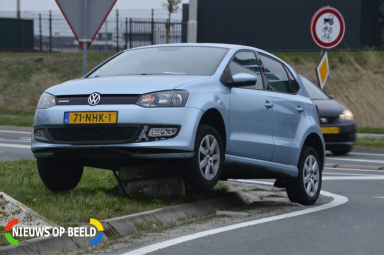 Auto vliegt uit de bocht en zit vast Marconisingel Berkel en Rodenrijs