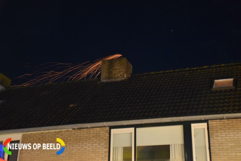 Veel vonken bij schoorsteenbrand Prins Willem Alexanderstraat Waarder