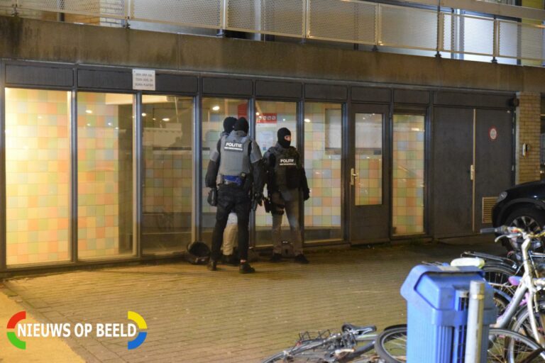 Arrestatieteam overmeestert verwarde man in flatwoning Purmerhoek Capelle aan den IJssel