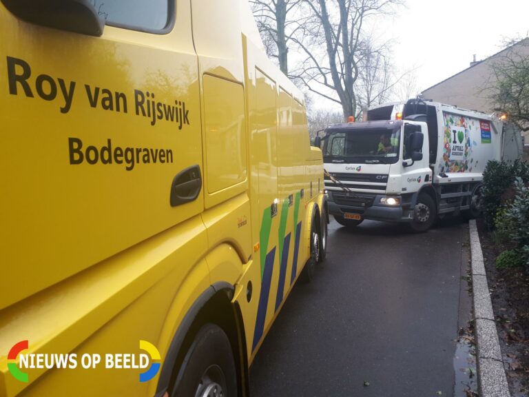 Vuilniswagen rijdt zich vast Catsveld Gouda