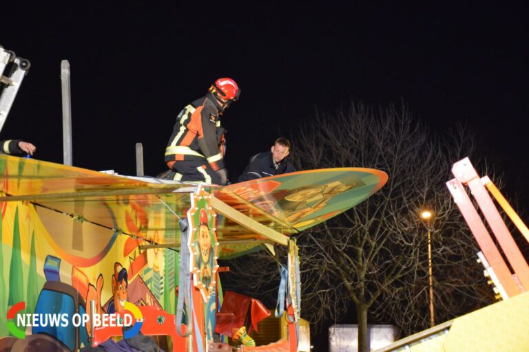 Attractie van kermis beschadigd door wind Sniepweg Waddinxveen