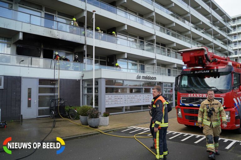 Uitslaande brand verwoest woning gallerijflat De Meidoorn Nieuwerkerk aan den IJssel (video)