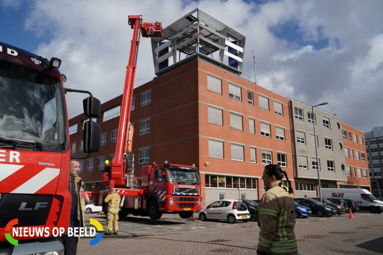 Brandweer verwijdert scherpe platen van schooldak Prins Alexanderlaan Rotterdam