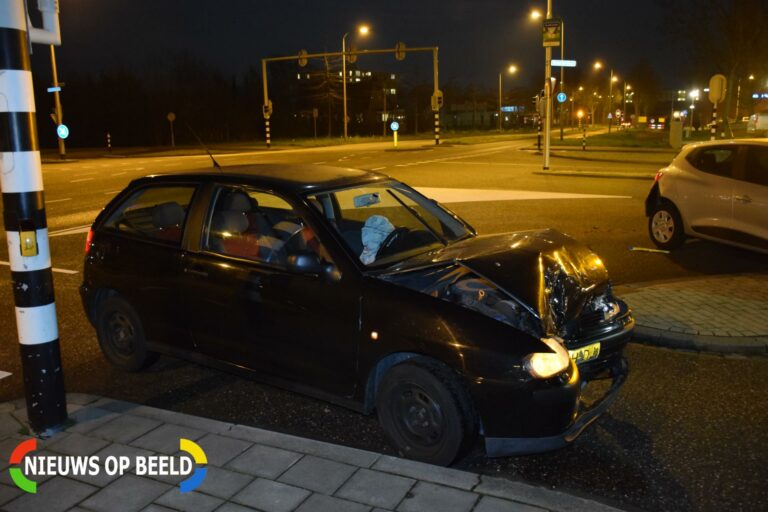 Veel schade na ongeval op kruising Ouverturelaan Gouda