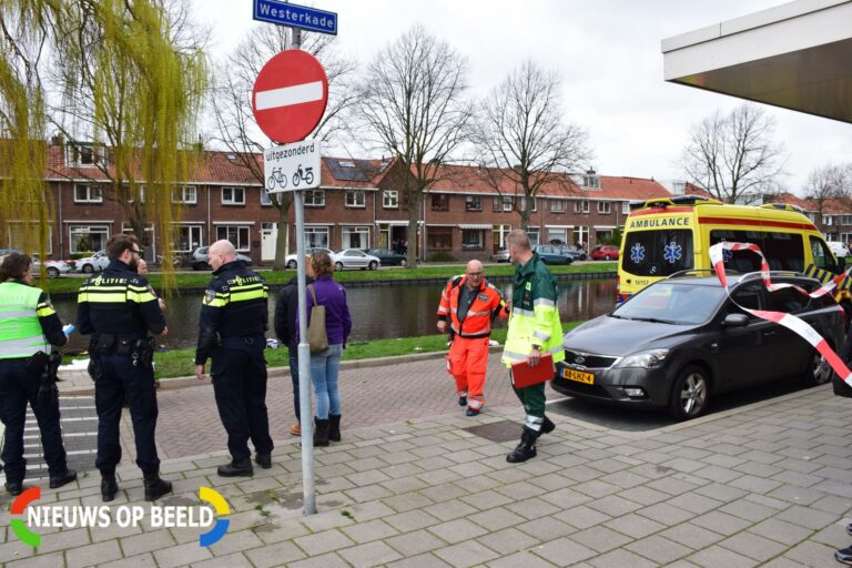 Auto op zijn kop in de sloot Walvisstraat Gouda