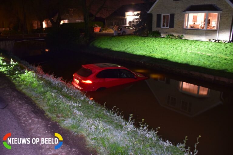 Porsche rolt de sloot in Tweede Tochtweg Nieuwerkerk aan den IJssel