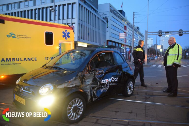 Auto fors beschadigd bij ongeval Vasteland S100 Rotterdam