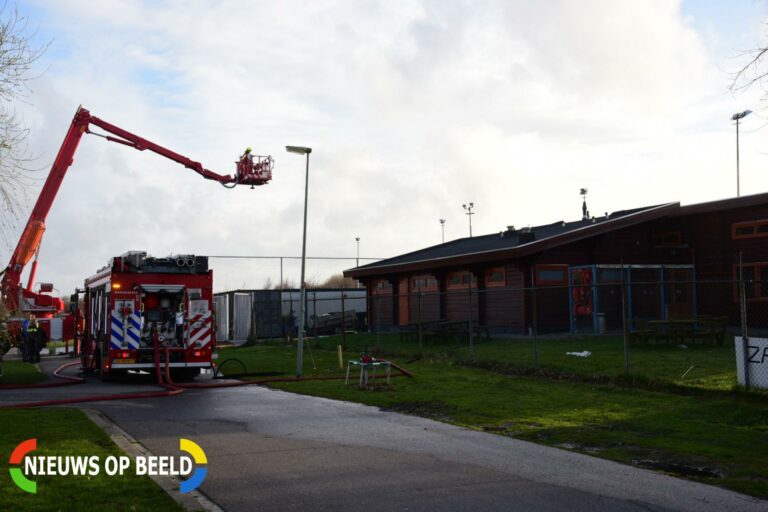 Grote brand in houten sportkantine SV Deltasport Kooikersweg Vlaardingen