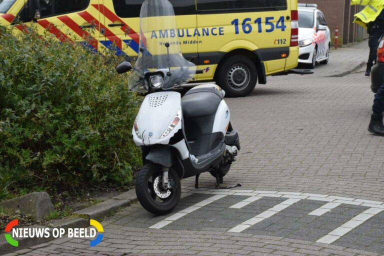 Scooterrijder gewond na botsing met auto Isoldestraat Gouda