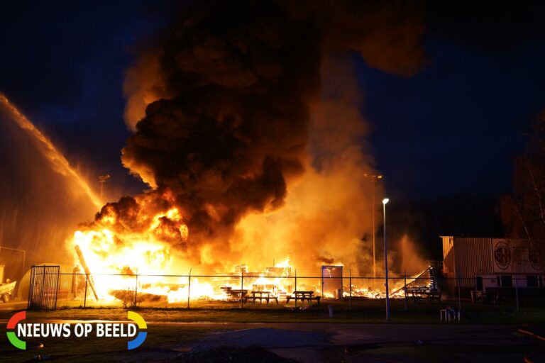 Uitslaande brand verwoest clubgebouw V.V Deltasport Kooikersweg Vlaardingen (video)