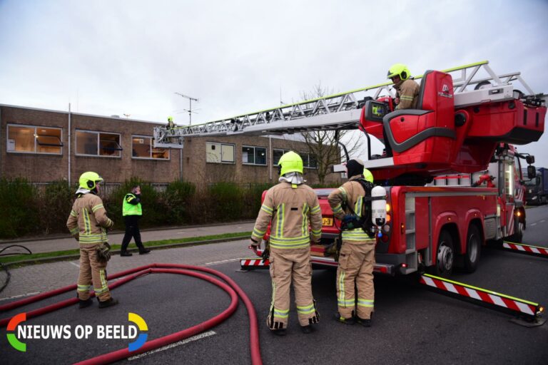 Brand in prullenbak zet bedrijfspand vol rook Albert Plesmanweg Rotterdam