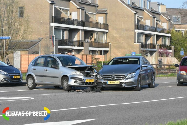 Personenauto botst op lesauto Burgemeester Jamessingel Gouda